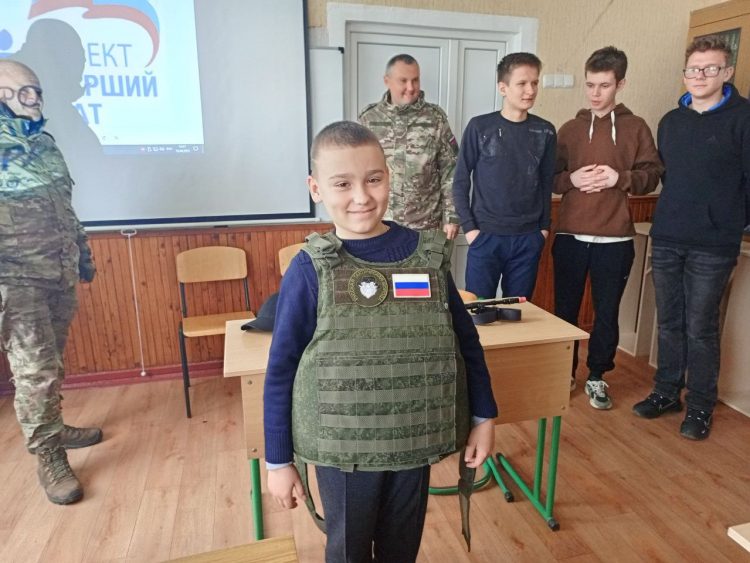 В Докучаевске активисты «Движения Первых» встретились с участниками специальной военной операции