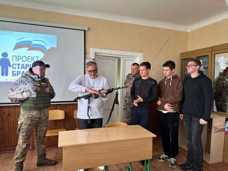 В Докучаевске активисты «Движения Первых» встретились с участниками специальной военной операции