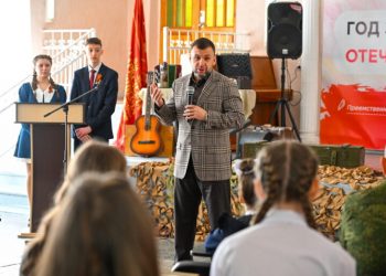 Денис Пушилин провел урок «Герой моей семьи» в одном из макеевских лицеев