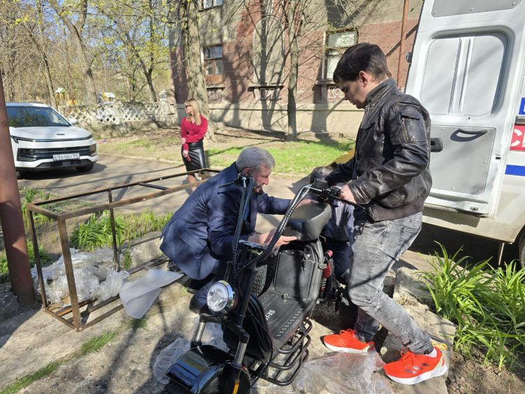 Сенатор ДНР исполнил мечту юной жительницы Старобешевского района