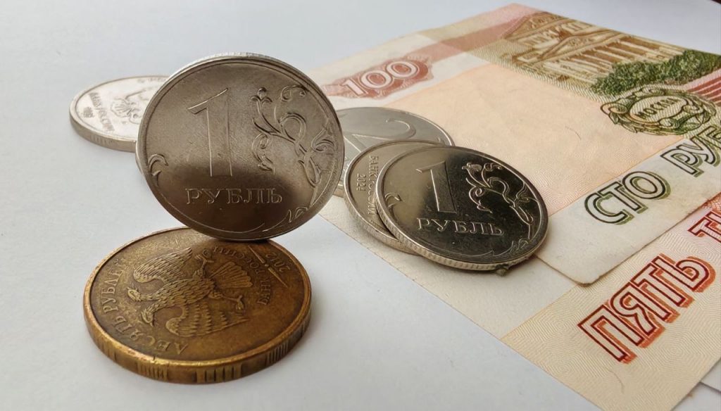 Рубль, стопка монет, деньги, социальные выплаты и пособия