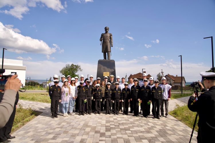 Курсанты Нахимовского училища в Мариуполе высадили сосны в рамках акции «Сад Памяти»
