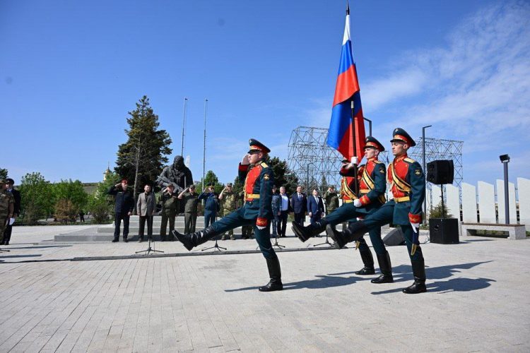 Глава ДНР возложил цветы к Вечному огню на Саур-Могиле в преддверии Дня Победы