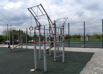 В Кировском открыли новую спортивную и детскую игровую площадку