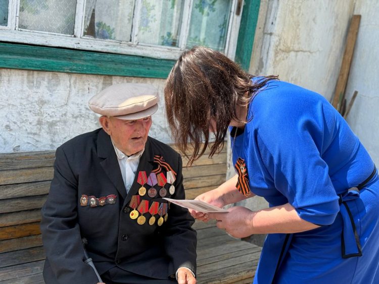 Ветеранам Великой Отечественной войны из Иловайска вручили поздравительные письма от Президента России