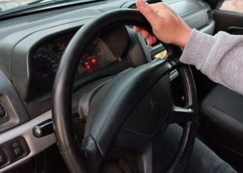 руки на руле, водитель за рулем, руль машины