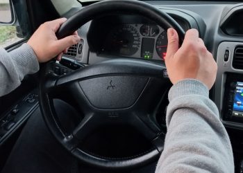 руки на руле, водитель за рулем, руль машины