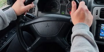 руки на руле, водитель за рулем, руль машины