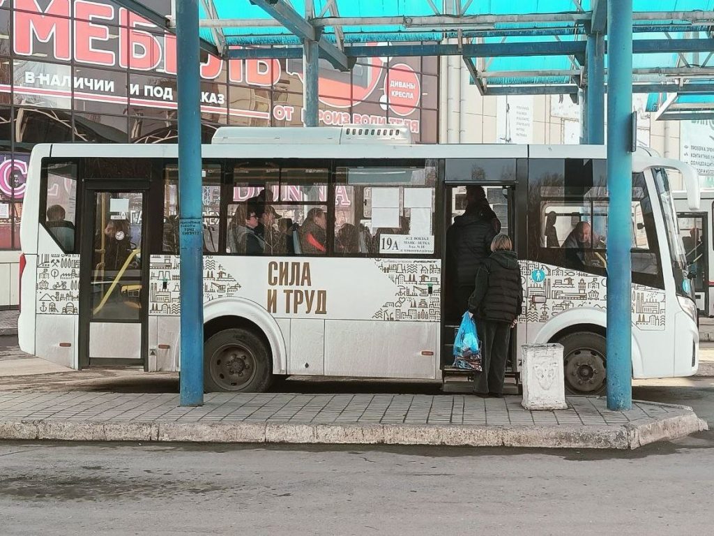 Люди садятся на автобус №19А в Макеевке