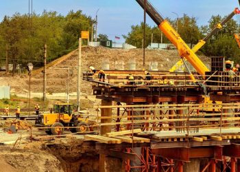 Капитальный ремонт моста по улице Ленина в Енакиево продолжается