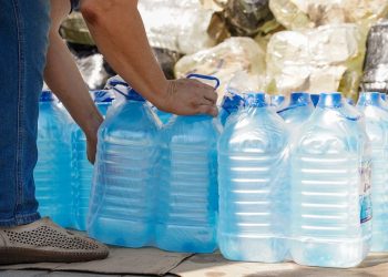 Волонтёры доставили 2 тонны питьевой воды в больницу и приют для животных в Донецке