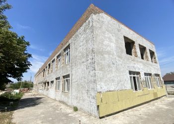 В мариупольской школе искусств №3 начали устанавливать кровлю