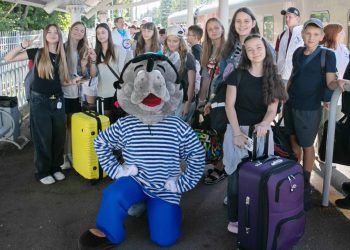 Около 400 мариупольских школьников отправились на «Петербургские каникулы»