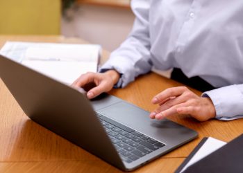 В чем преимущества электронной трудовой книжки и как её оформить?