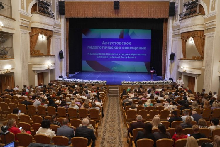 Денис Пушилин: Патриотическое воспитание – важная часть образования школьников в ДНР