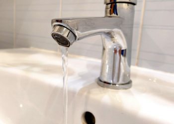 кран с водой, вода из-под крана