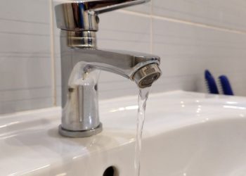 кран с водой, вода из-под крана