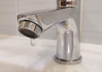 кран с водой, вода из-под крана