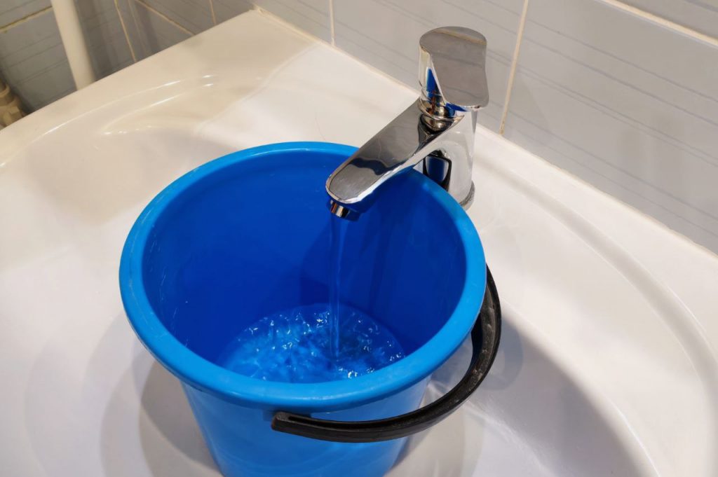 ведро воды, вода из-под крана