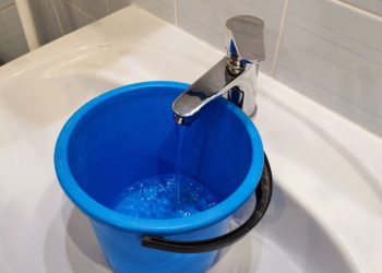 ведро воды, вода из-под крана