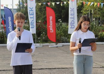 В «Красной гвоздике» более 200 детей из воссоединенных регионов ознакомились с особенностями работы нейросетей