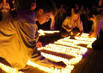 Молодежь Донбасса почтила память Иосифа Кобзона и Александра Захарченко световой акцией из 4000 лампадок