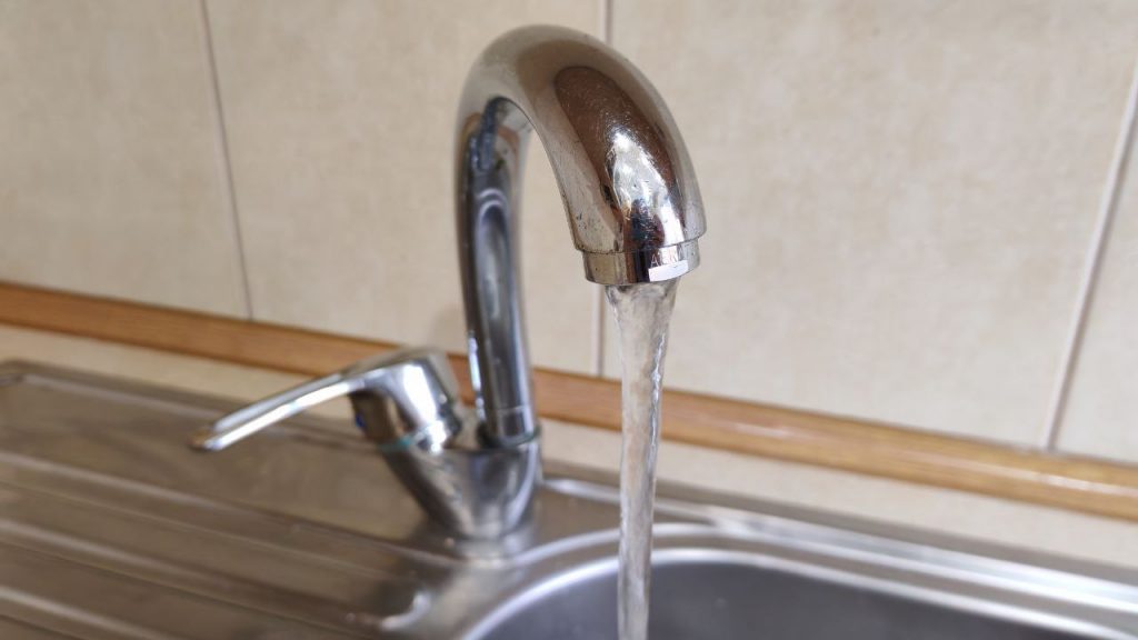 кран с водой на кухне