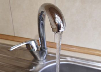 кран с водой на кухне