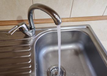 вода в кране на кухне, сильный напор