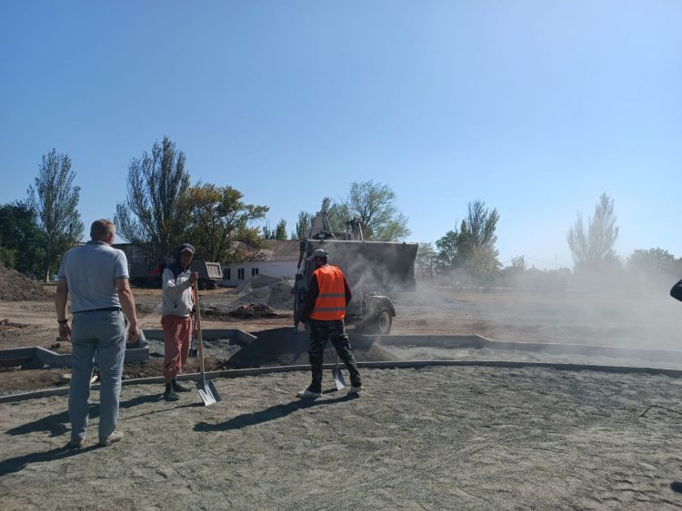 В селе Касьяновка Володарского округа благоустраивают новую зону отдыха