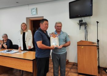 Глава Старобешевского округа вручил благодарственные письма строителям из Бурятии