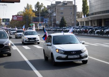 В ДНР прошел автопробег в честь Дня флага Республики