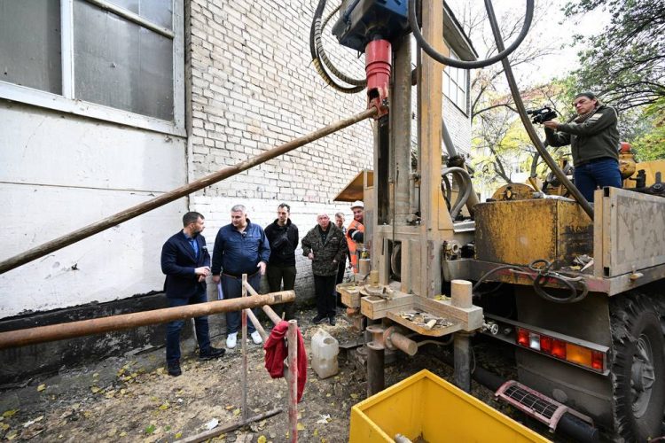 В Донецке бурят девять новых скважин для обеспечения котельных водой