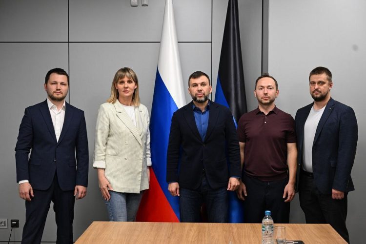 Работы военных художников Студии им. Грекова будут выставлены в школах ДНР