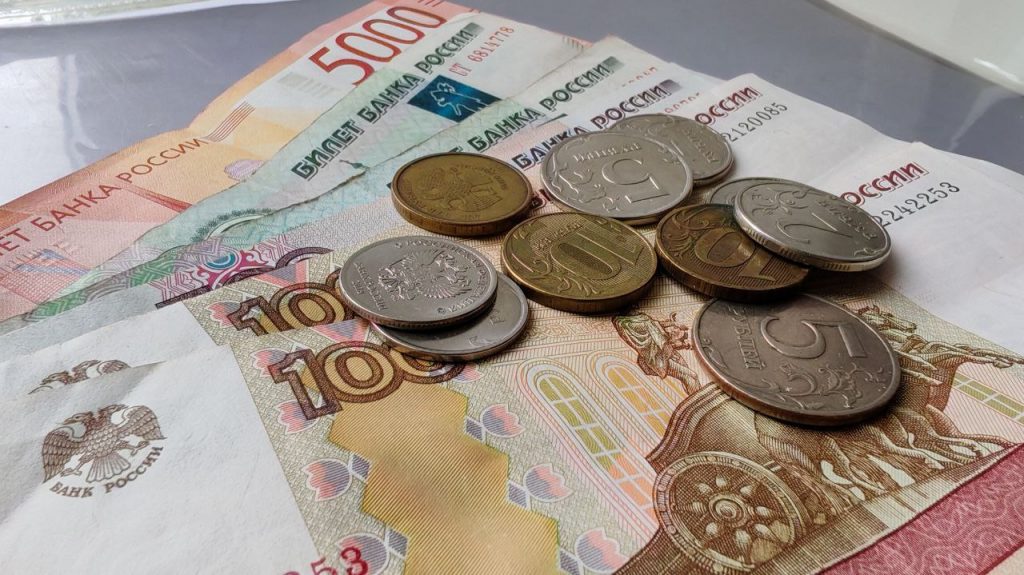 деньги, рубли банкноты с монетами, выплаты, пособия, зарплата и пенсия