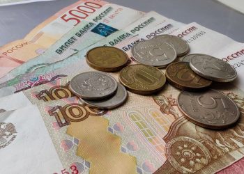 деньги, рубли банкноты с монетами, выплаты, пособия, зарплата и пенсия