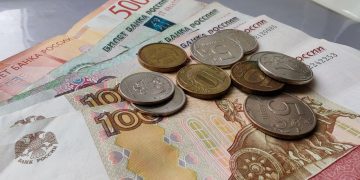 деньги, рубли банкноты с монетами, выплаты, пособия, зарплата и пенсия