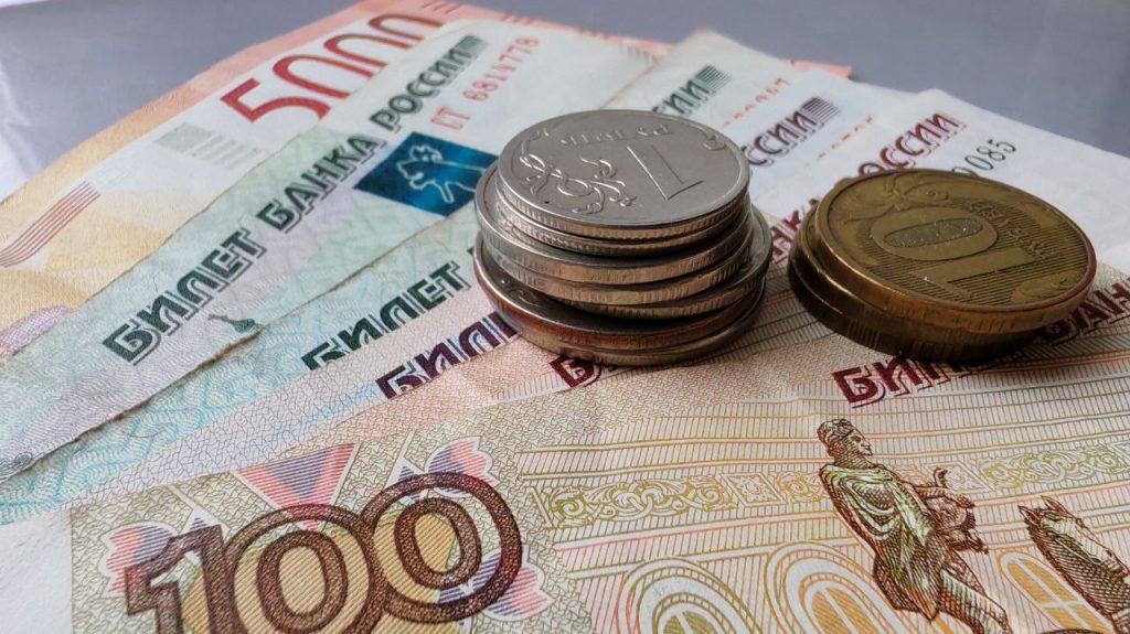 деньги, рубли банкноты с монетами, выплаты, пособия, зарплата и пенсия