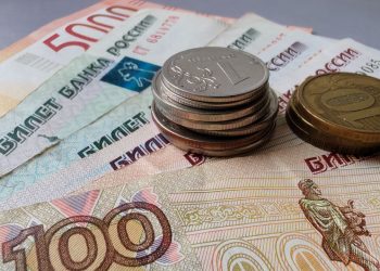 деньги, рубли банкноты с монетами, выплаты, пособия, зарплата и пенсия