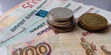 деньги, рубли банкноты с монетами, выплаты, пособия, зарплата и пенсия