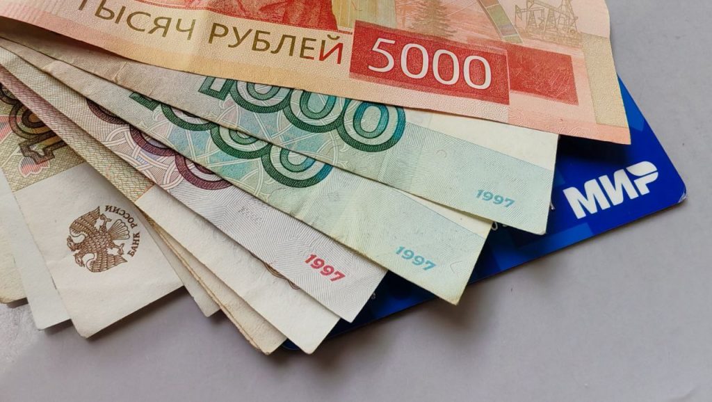 деньги рубли, выплаты, пособия, зарплата и пенсия