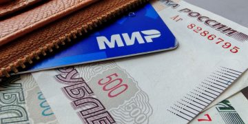 банковская карта МИР и деньги