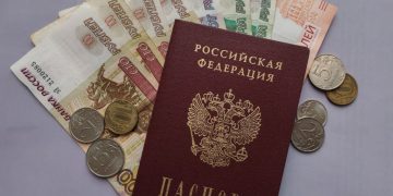 паспорт РФ и деньги рубли