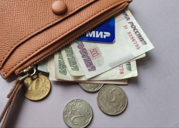 кошелек с деньгами, банковской картой и монетам, выплаты, зарплата, пособия и пенсия