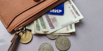 кошелек с деньгами, банковской картой и монетам, выплаты, зарплата, пособия и пенсия