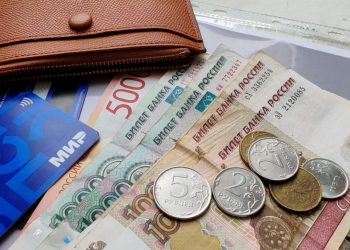 кошелек с деньгами, банковской картой и монетам, выплаты, зарплата, пособия и пенсия