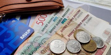 кошелек с деньгами, банковской картой и монетам, выплаты, зарплата, пособия и пенсия