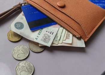 кошелек с деньгами, банковской картой и монетам, выплаты, зарплата, пособия и пенсия