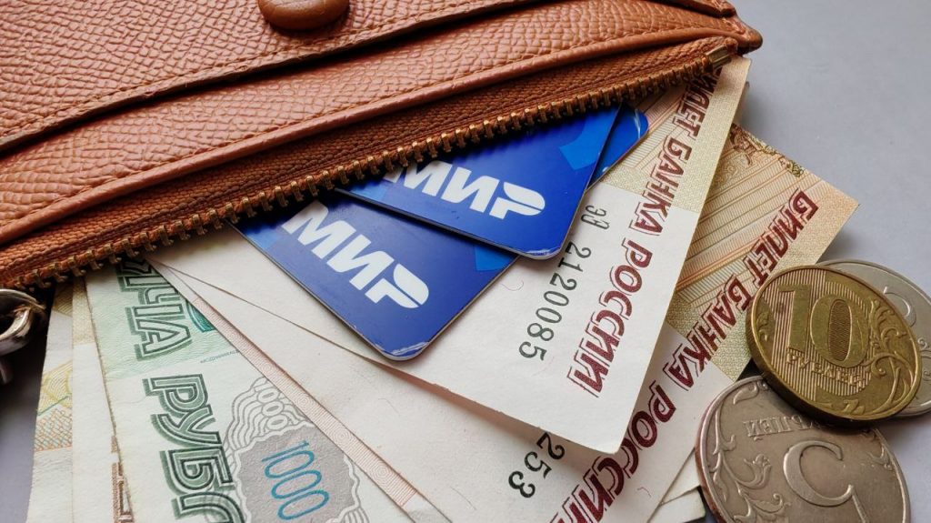 банковская карта МИР в кошельке и деньги