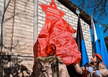 В Старобешево установили мемориальную доску Герою РФ Сергею Хонахбееву